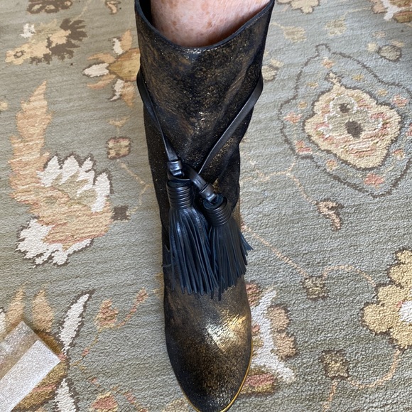 Lanvin Boots new never worn . Gold shimmer, black tassels. - Picture 9 of 14